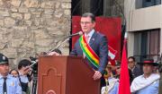 Presidente Rodrigo Paz participa en el aniversario de Tarija y es recibido con honores militares y demostración aérea