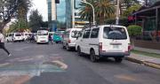 Línea de trufi instala bloqueos en Cochabamba; exige al municipio se le permita transitar por el túnel de El Abra
