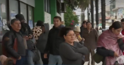El frío no frena las filas de pacientes en los hospitales de Cochabamba y Santa Cruz