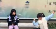 Una niña sorprende con movimientos de artes marciales en plena parada de bus