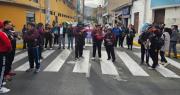 Maestros marchan e instalan bloqueo afuera de la DDE de Cochabamba; cuestionan la advertencia de descuentos