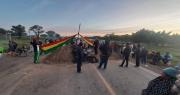Maestros rurales mantienen bloqueo en Cuatro Cañadas y piden atención a sus demandas