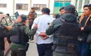 Exfiscal fue aprehendido por patear, insultar y hasta escupir a policías