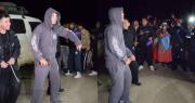 ‘Chica Vacilona’ abre paso: Turromantikos canta y baila para pasar un bloqueo en La Paz
