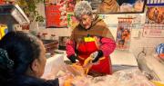 “Voy a cocinar arroz con huevo”, dice una madre resignada ante el alza del pollo y otros alimentos en La Paz