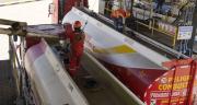 En medio de bloqueos, surtidores cruceños alertan irregularidades en el abastecimiento de diésel