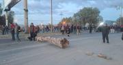 Fabriles instalan bloqueo en la vía que conecta Cochabamba con Quillacollo y Oruro