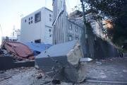 Dos policías quedaron heridos por piedras lanzadas al Ministerio de Educación, se reporta varios destrozos
