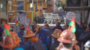 Mineros hostigan a la Policía mientras sus dirigentes negocian en Palacio