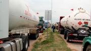 Bloqueos en La Paz restringen acceso de camiones cisterna con Jet Fuel a la aeroplanta de YPFB