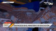 Maestros rurales derribaron un muro perimetral del Ministerio de Educación en La Paz