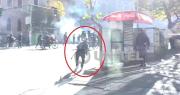 Video registra el momento cuando un hombre lanza presuntamente dinamita contra policías