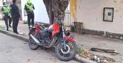 Motociclista muere tras chocar contra un árbol cerca del mercado Abasto antiguo en Santa Cruz