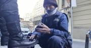 Lustrabotas de 77 años relata que sujeto con casco de “minero” se llevó su ganancia del día durante refriega en La Paz