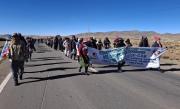 Bloqueadores avanzan hacia la av. 16 julio de El Alto, mientras la marcha evista llega al Tholar