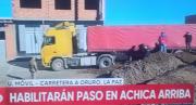 Uniformados abren con pala la carretera a Oruro y en Lipari hay enfrentamientos