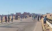 Manifestantes rebasan a la Policía en Caracollo y vuelven a bloquear Oruro-La Paz