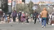 Senkata al límite: vecinos caminan kilómetros cargando bultos por el bloqueo