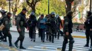 Policía retoma control parcial del centro paceño tras incendio de patrulla y disturbios
