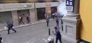 ENFRENTAMIENTOS ENTRE POLICÍAS Y MOVILIZADOS DEJAN UN HERIDO