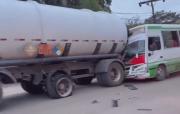 Un bus de servicio intermunicipal con pasajeros choca contra un cisterna