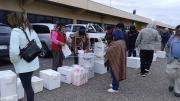 Bloqueos: larga fila para enviar alimentos en conservadoras por avión para familiares en La Paz