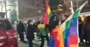 Gobierno condena la quema de una whipala durante movilizaciones en La Paz