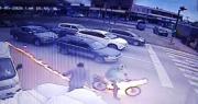 Video impactante: Una moto en movimiento arde con dos personas a bordo