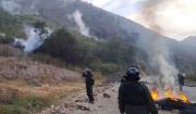 Policía inicia desbloqueo con gases en la ruta Cochabamba-occidente; manifestantes responden con piedras