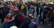 La COB protesta en el centro de La Paz, cerca de la plaza Murillo, cuando se cumplen tres semanas de movilizaciones