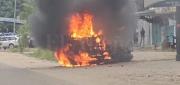 POBLADORES RETIENEN A POLICÍAS PRESUNTAMENTE INVOLUCRADOS EN UN ACCIDENTE DE TRÁNSITO QUE DEJÓ TRES FALLECIDOS