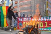 Manifestantes bloquean accesos al aeropuerto de El Alto e impiden la circulación de personas