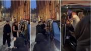 Sorprenden a 3 figuras inglesas saliendo de club de strippers