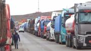 Chóferes denuncian falta de comida y agua para más de 500 transportistas varados en Desaguadero