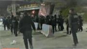 Policía prepara corredor humanitario levantando bloques de cemento en la autopista