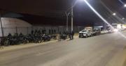 Con maquinaria pesada, la Policía y las FFAA acompañan el operativo ‘banderas blancas’ para desbloquear la ruta La Paz – Oruro