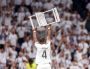 Alaba se despide del Madrid levantando la mítica silla de la remontada ante el PSG