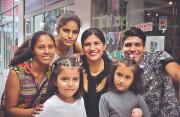 Sus diez hijos de vientre y del alma llenan de amor y bendiciones a su familia
