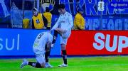 Gabigol besa el botín de Miguelito y le agradece una asistencia