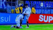 Gabigol besa el botín de Miguelito y le agradece una asistencia