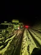 Intensa nevada en La Cumbre paceña deja vehículos varados y complica el tránsito
