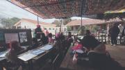 Niños pasan clases bajo un techo de botellas en medio de la precariedad de las escuelas