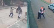 Videos: Delincuentes en moto atracan a dos mujeres de manera violenta y les arrebatan sus celulares