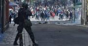 Policía gasifica a marchistas que intentan rebasar uno de los anillos de seguridad de la plaza Murillo