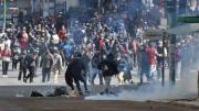 Policía gasifica a marchistas tras intento de rebasar anillo de seguridad cerca a la plaza Murillo
