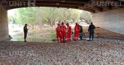 Encuentran bajo un puente a un hombre muerto cubierto con una bolsa de yute y ramas