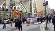 Con ollas vacías y banderas blancas, comerciantes marchan en La Paz y exigen solución a la crisis