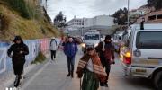Choferes bloquean la av. Montes y la autopista La Paz-El Alto por falta de combustible