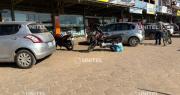 En dos motos, delincuentes atacan a tiros a cobrador de una empresa a metros de un mercado cruceño