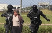 Bajo fuerte dispositivo de seguridad trasladan a capo del PCC a Brasil